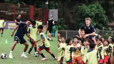 Pemain Oxford United Ole Romeny dan Marselino Ferdinan