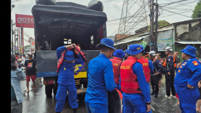 Tim SAR Ditpolairud Polda Metro Jaya Patroli Wilayah Terdampak Banjir di Jabodetabek