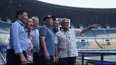 Glen Sugita bersama Wali Kota Bandung M Farhan dan jajaran Direksi Persib
