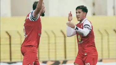 Eksel Runtukahu (kanan) saat memperkuat Barito Putera musim lalu