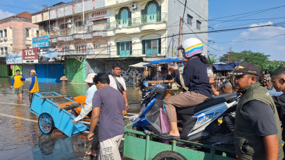 Fenomena 'Manusia Gerobak' di Tengah Banjir yang Mengepung Kota Tangerang, Patok Tarif Seharga...
