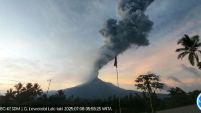 Detik-detik Buat Merinding saat Gunung Lewotobi Laki-laki 6 Kali Erupsi