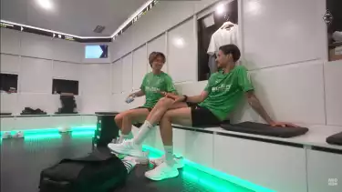 Ko Itakura (kiri) dan Kevin Diks (kanan) yang menjadi rekan satu tim di Borussia Mönchengladbach