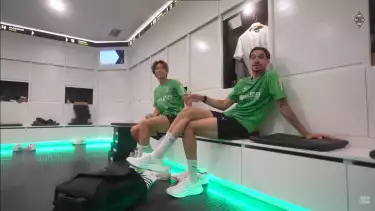 Ko Itakura (kiri) dan Kevin Diks (kanan) yang menjadi rekan satu tim di Borussia Mönchengladbach