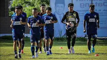 Skuad Semen Padang di sesi latihan perdana