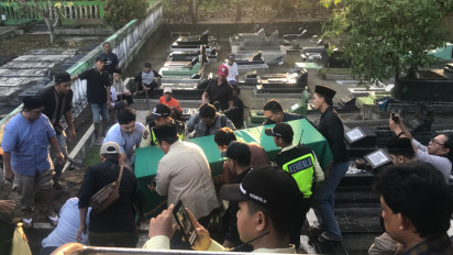 Jenazah Diplomat Kemenlu RI Arya Daru Dimakamkan di Pemakaman Sunten Bantul