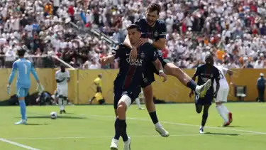 Fabian Ruiz dan Khvicha Kvaratskhelia rayakan gol PSG kontra Real Madrid