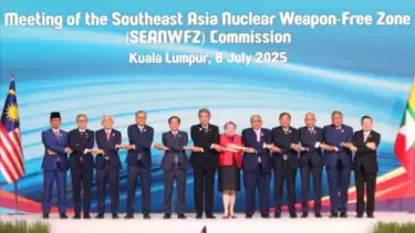 Menteri-menteri luar negeri ASEAN melakukan foto bersama usai menghadiri pertemuan Komisi Zona Bebas Senjata Nuklir Asia Tenggara (SEANWFZ) di Kuala Lumpur, Malaysia, Selasa (8/7/2025).