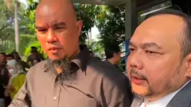 Ahmad Dhani bersama pengacaranya Aldwin Rahardian saat ditemui di SPKT Polda Metro Jaya, Kamis (10/7).