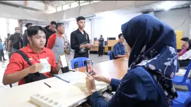 Di Bumi Sriwijaya, panas terik sudah terasa di pagi hari pun. Sebagian besar dari mereka yang memenuhi vestibule Kantorpos Palembang adalah para pekerja formal yang ingin mengambil dana Bantuan Subsidi Upah (BSU).