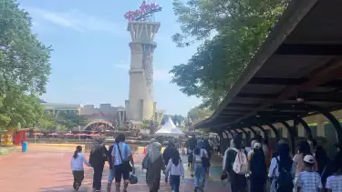 Sejumlah pengunjung memadati taman hiburan Dufan Ancol.
