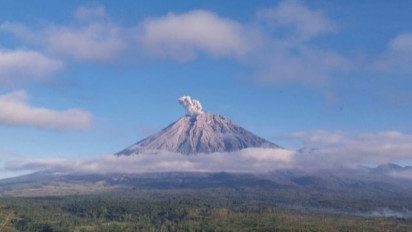 Gunung Semeru Lima Kali Erupsi dengan Tinggi Letusan 700 Meter