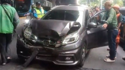 Lima Mobil dan Dua Motor Kecelakaan Beruntun di Jaktim, Dua Orang Luka-Luka