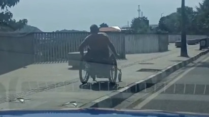 Viral, Bule Nekat Pakai Kursi Roda Ke Spot Wisata Puncak Waringin Labuan Bajo