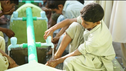 Buru-buru Lap Wajah Pakai Handuk Setelah Ambil Wudhu, Bagaimana Hukumnya Menurut Islam? Begini Penjelasan Ustaz Adi Hidayat