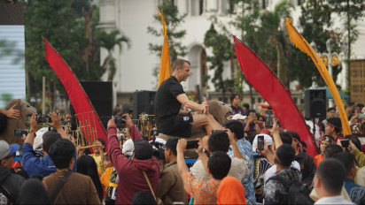 Momen Pelatih Oxford United Gary Rowett Kaget Ditodong Naik Sisingaan, Sempat Pastikan itu Palsu Sebelum Naik