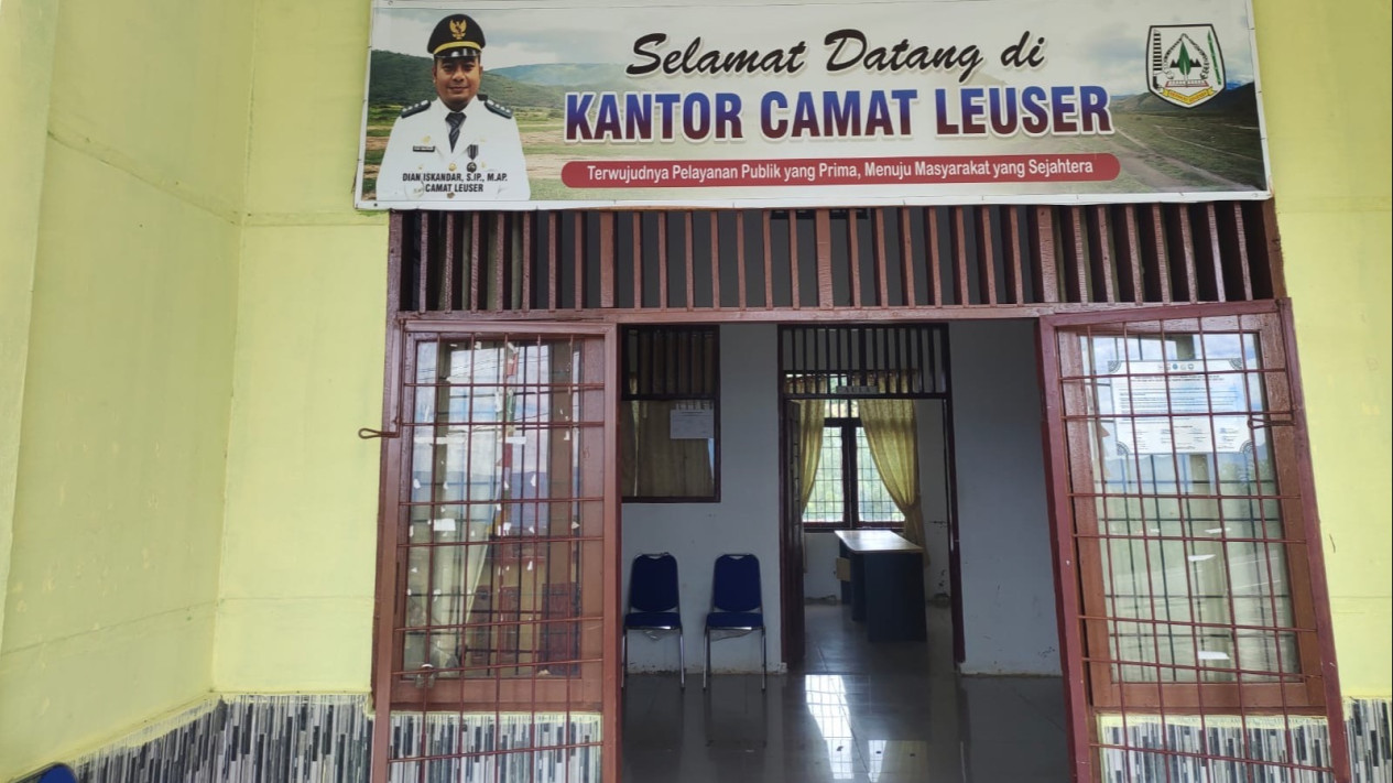 Oknum Camat Leuser Dituding Pungli Rp10 Juta saat Pencairan Dana Desa 2025
            - galeri foto