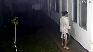 Penjaga Indekos mondar-mandir di depan kamar kos diplomat muda Arya Daru Pangayunan