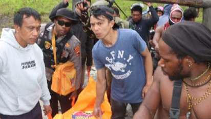 TNI-Polri Evakuasi Jenazah Tukang Ojek dari Dalam Jurang Puncak Jaya, Korban Diduga Dibunuh OTK