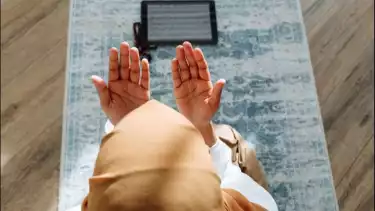 Ilustrasi seseorang sedang shalat tahajud