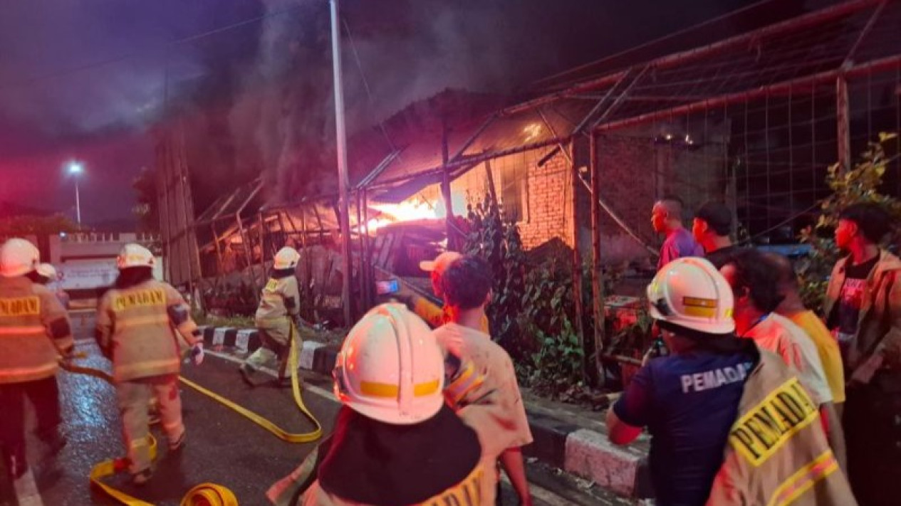 Kebakaran Melanda Rumah Semipermanen di Cilincing, 12 Unit Mobil Pemadam Diturunkan
            - galeri foto