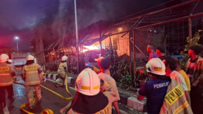 Kebakaran Melanda Rumah Semipermanen di Cilincing, 12 Unit Mobil Pemadam Diturunkan