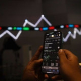 IHSG Menguat Tipis di Tengah Tekanan Bursa Asia, Pasar Tunggu Arah Kebijakan BI dan The Fed