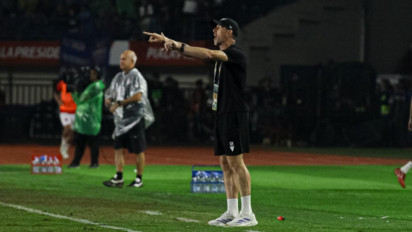 Singgung Kualitas Rumput SJH di Piala Presiden 2025, Pelatih Oxford United Akui Belum Pernah Bertanding di Bawah Guyuran Hujan Deras hingga Lapangan Becek