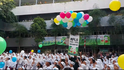 Hari Pertama Masuk Sekolah, Siswa SDI Maryam Surabaya Lepas Merpati dan Balon