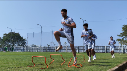 Komunikasi Bukan Alasan, Duet Bek Baru Persib Siap Tatap Super League 2025-2026