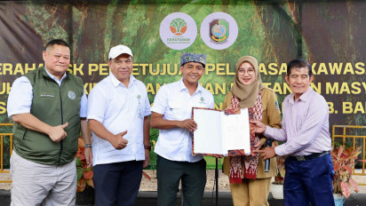 Proses Panjang 19 Tahun, Akhirnya Menhut Serahkan SK Persetujuan Pelepasan Kawasan Hutan untuk Warga Pancer Banyuwangi