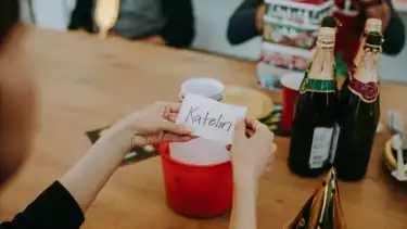 ilustrasi memegang nama