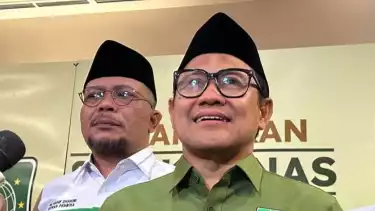 Menteri Tenaga Kerja dan Transmigrasi periode 2009–2014 Abdul Muhaimin Iskandar alias Cak Imin (kanan) dan Menteri Ketenagakerjaan periode 2014-2019 Hanif Dhakiri (kiri)