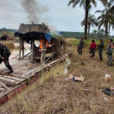 Gerebek Tambang Emas Ilegal, Polisi Bakar Puluhan Rakit PETI