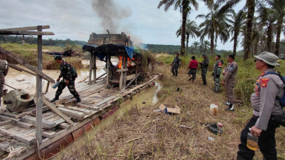 Gerebek Tambang Emas Ilegal, Polisi Bakar Puluhan Rakit PETI