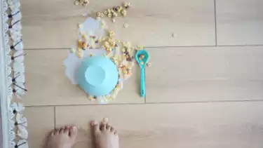 Ilustrasi makanan tumpah di lantai