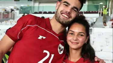 Jens Raven dan Estella Loupatty di SUGBK saat Timnas Indonesia U-23 kalahkan Brunei Darussalam 8-0
