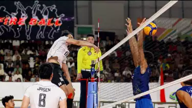 Hendra Kurniawan saat beraksi bersama Timnas Voli Indonesia kala melawan Vietnam di SEA V League 2025 di GOR Velodrome.