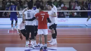 Libero Prasojo bersama Fahri Septian dan pemain Timnas Voli Indonesia