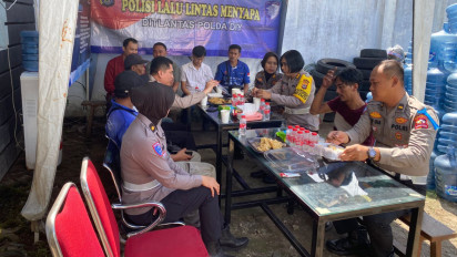 Polantas Menyapa: Polisi Ngopi Bareng Sopir Truk Angkutan barang di Ketandan Yogyakarta