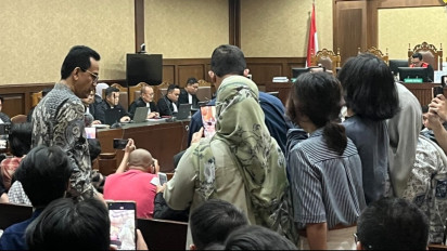 Pengunjung Sidang Bersorak hingga Nyanyi Lagu Maju Tak Gentar Usai Hakim Bacakan Vonis Tom Lembong