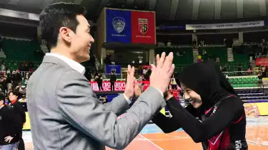 Megawati Hangestri dan pelatih Red Sparks Ko Hee-jin