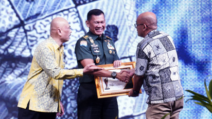 Panglima TNI Raih Penghargaan Pemimpin Visioner di Pimred Award 2025
