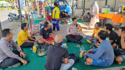 Ngopi Bareng Sopir Truk, Polantas Banyuwangi Sosialisasi ODOL