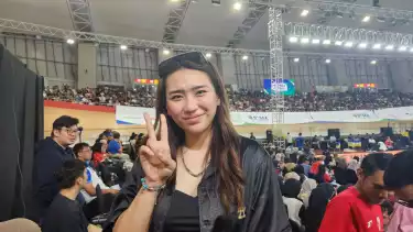 Yolla Yuliana Menyaksikan Langsung SEA V League 2025 di Jakarta International Velodrome