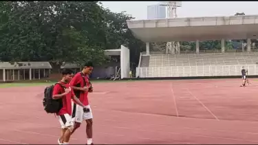 Penggawa Timnas Indonesia U-23, Arkhan Fikri terlihat mengenakan kinesio tape di kaki kanannya jelang laga melawan Malaysia