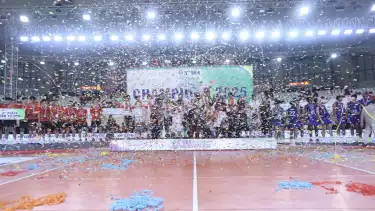 Timnas Voli Indonesia merayakan gelar juara di leg kedua SEA V League 2025.