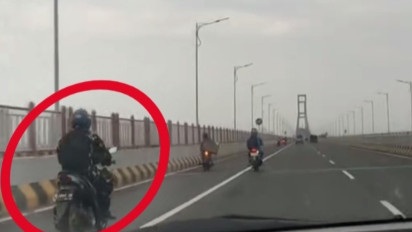Pengendara Motor Berseragam TNI Terobos Lajur Cepat di Suramadu Dikecam Netizen