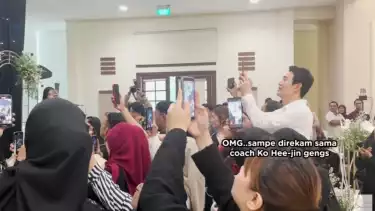 Ko Hee-jin tampak asyik merekam Wagub Jatim saat menyanyi lagu Korea.