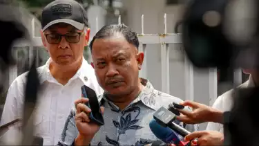 Komisi Kepolisian Nasional, Choirul Anam, melaksanakan pemeriksaan rumah kos diplomat Kementerian Luar Negeri, Arya Daru Pangayunan, di jalan Gondangdia Kecil, Jakarta Pusat, Selasa (22/7/2025)